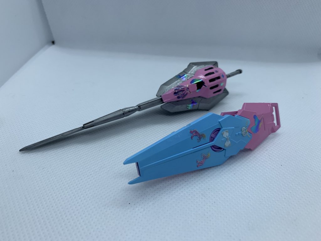 兵装であるメインのビームマグナム型の実態剣
ナイトメアスレイヤーは対象を真っ二つに両断できる
しかしパイロットまたはファイター、ダイバーの感情等精神的なものに左右されるため
常に前向きな姿勢じゃないと効果は発揮されない
またドリーミーシールドはバックラーの様に軽いため威力の高い攻撃から身を守ることはできない
背部のマントはアンチビームマントシールドになってるためビーム攻撃は大体これで防げる