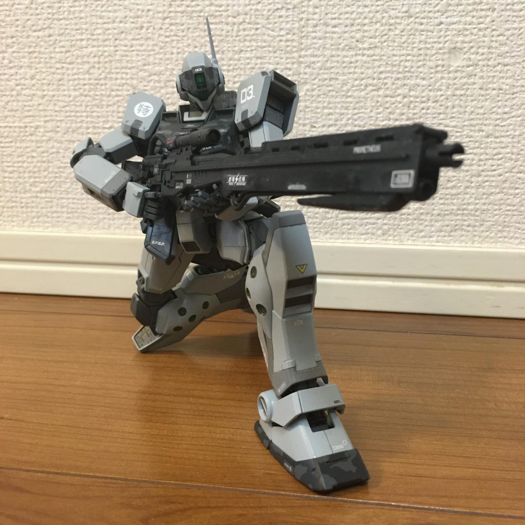 アゴ、意味なく、ちょっとだけシャープに。
胴体と腰回り、迷彩っぽく筆塗りで塗装をしました。ホントは3色使ってますが、色の選択ミスで、2色にしか見えない…。なんか寒冷地仕様っぽい。
漢字のデカール、なかなかインパクトがあって、ちょっとお気に入りです。
艶消しスプレー、大失敗して、変なムラができてしまいました。哀しい…。