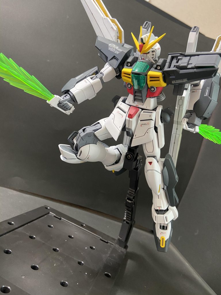 ガンダムDXの名シーンで大好きなシーン、左手逆手持ちのビームサーベルです。
ガロードさん、ニュータイプじゃないのに凄いと思いましたw