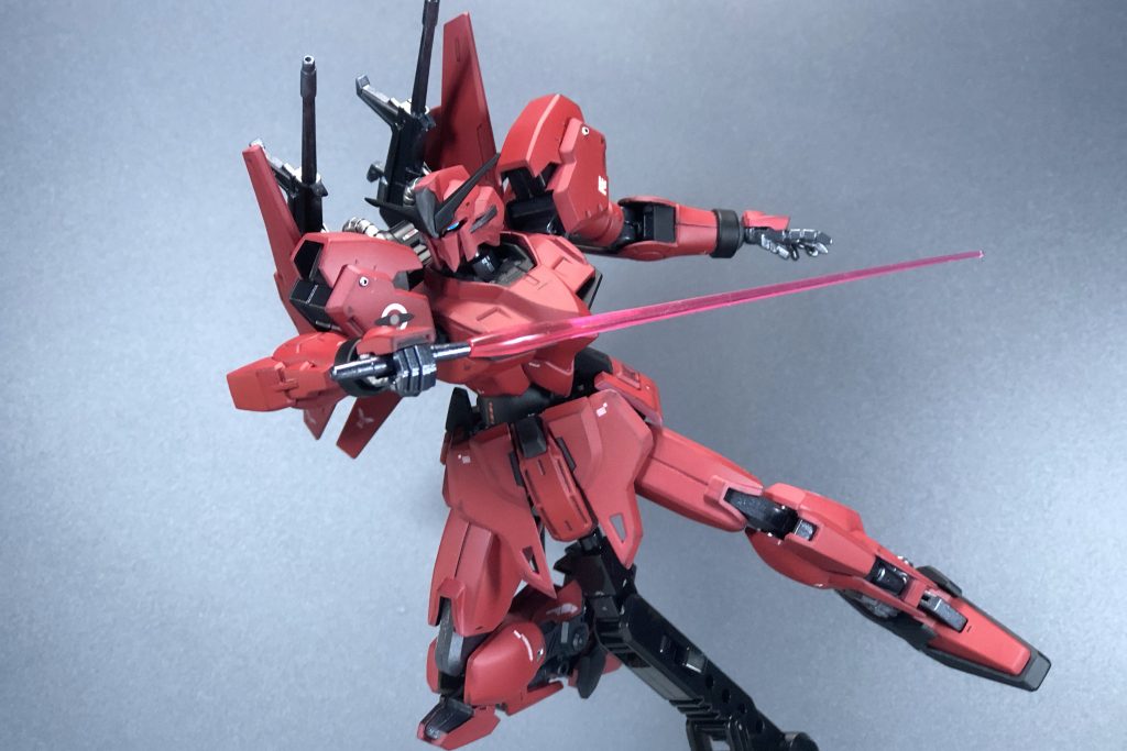 握り拳はジャンクパーツから(市販のハンドパーツ？)、平手はビルドナックルを指の角度を調整して使用しました