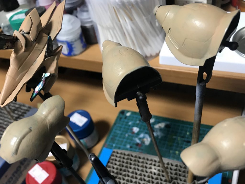 塗装風景
鋳造表現や新マックス塗りなどを試してみた次第ですが、中々に難しく加減がうまくいきません
塗装でら水性系での筆塗りでしが、新しい水性ホビーカラーやシタデルカラーが本当に重宝しました