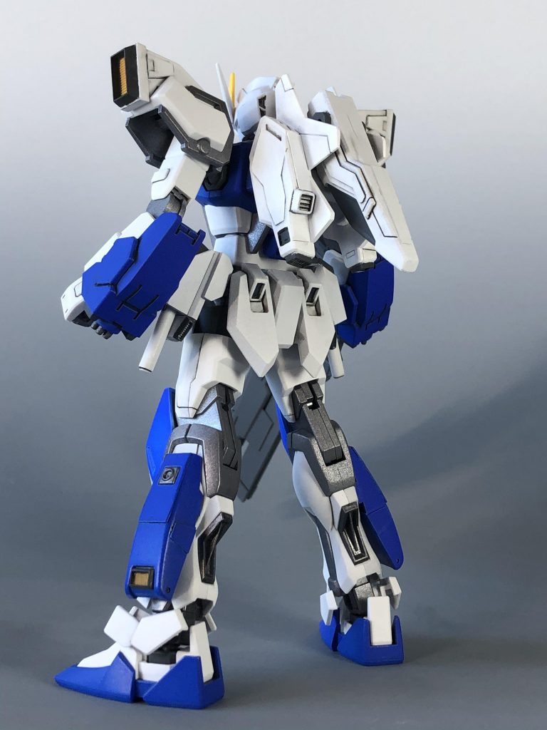 　ストライカーはユニバースブースターをほぼそのまま使用。クリスタル部分を埋めてシンプルにしてます。　腕のはヴィートルーガンダムから、脛のはトムリアットの腰パーツから流用。