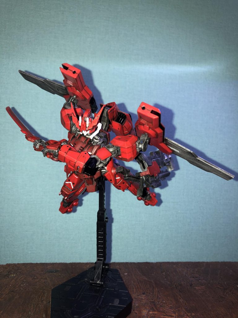 肩とかの可動もちょっと変更して、滑空しながら斬り込む感じ