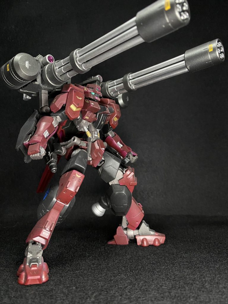 キットはプレバンで発売されたHGガンダムフラウロス(厄災戦仕様)を使用。
砲撃戦用の機体にしては下半身が貧弱に感じたので、HGガンダムアスタロトオリジンとHGアスタロトリナシメントからそれぞれ足を貰って付け替えました。
そして下半身がゴツくなったため、事実上変形機構はオミット(できなくはないですけど)。
ガトリングはHGBFのジャイアントガトリングを二つ使用。
色分けは色々悩んだ末、この間作った宇宙戦艦ヤマト2202に出てくるノイ・バルグレイのカラーリングを参考にしました。
デカールもそれに合わせて、金の紋様を主に使用。確かマクロスΔのドラケンⅢかなんかについてたデカールだったと記憶…