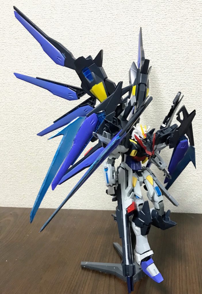 空から舞い降りるポーズ
腹部に少し硬めの稼働軸を設けたので、重さに負ける心配はありません!おかげでポージングは前回より楽になりました。(肩にマウントした剣が少し邪魔になりますが笑)