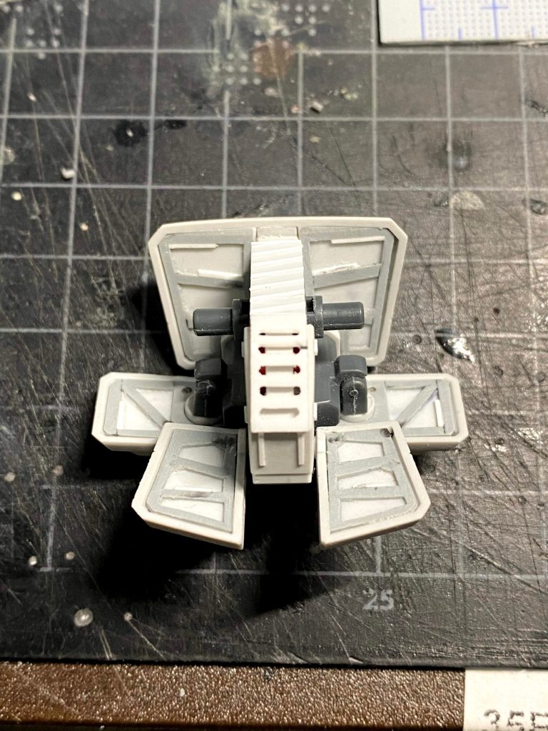 完成後全く見えませんが、フロント、サイド、リアのスカート内はディテールで埋めてます。