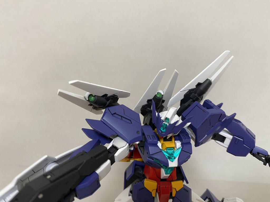 ビットのカメラ部分にはクリアパーツを貼り付けて見栄えを良くしています。劇中の印象に近くなったと思います