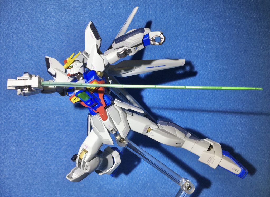 ビームソードを構える際もHGCEインパルスの関節機構により、HGAWガンダムXでは取れないダイナミックなポージングが可能です。