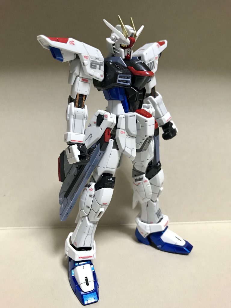 白の部品以外を部分塗装しただけです。毎度のキラキラメタリック仕上げです。それ以外に何もしていませんが、少し久しぶりのRGで、疲れました〜。