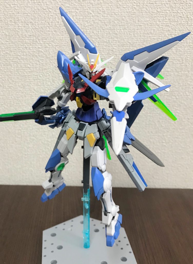 GNシールド
防御のための盾になる他、展開してクロスボウモードで射撃ができ、斬撃武装としての運用もできるなど、器用な使い方ができる装備です。