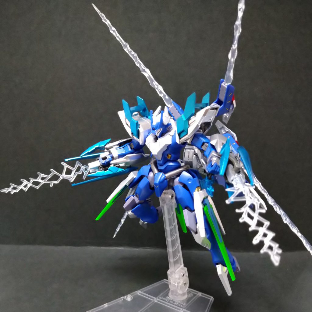 アームドアーム、腕部ビームライフルからのサーベル展開。手数の多さで敵を圧倒する。脚、腰にCファンネルを4基装備し、腕部ビームライフルと共にオールレンジ攻撃も可能。