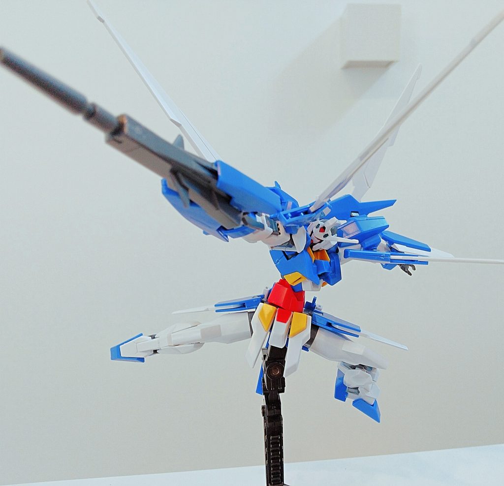 銃構えポーズです。変形ギミックの関係で腰の前への稼働がとんでもないです。派手めのポージングがバリバリ決まります。