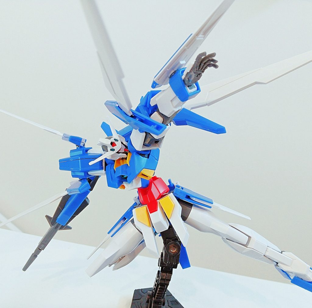肩の羽はかなりフレキシブルに稼働します。羽単体で稼働しますが、根本とそもそもの肩アーマー自体も稼働があるので、干渉しないポージングが作りやすいです。ってかマジでカッコいいです笑