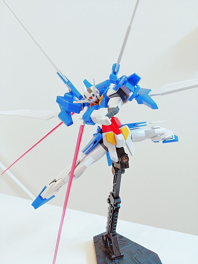 これ、10年前のHGですよね？笑
そこらへんのMGよりも稼働範囲広い気がします。どんなポージングでも決まります笑