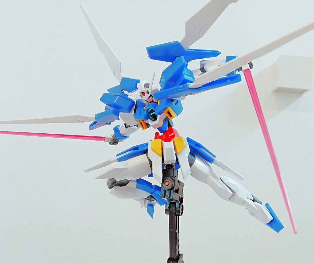 アセムくんお得意のビームサーベル二刀流。HGでビームサーベルが２本付属してるのは嬉しいです。平手、握り手も左手のみですが付属しています。