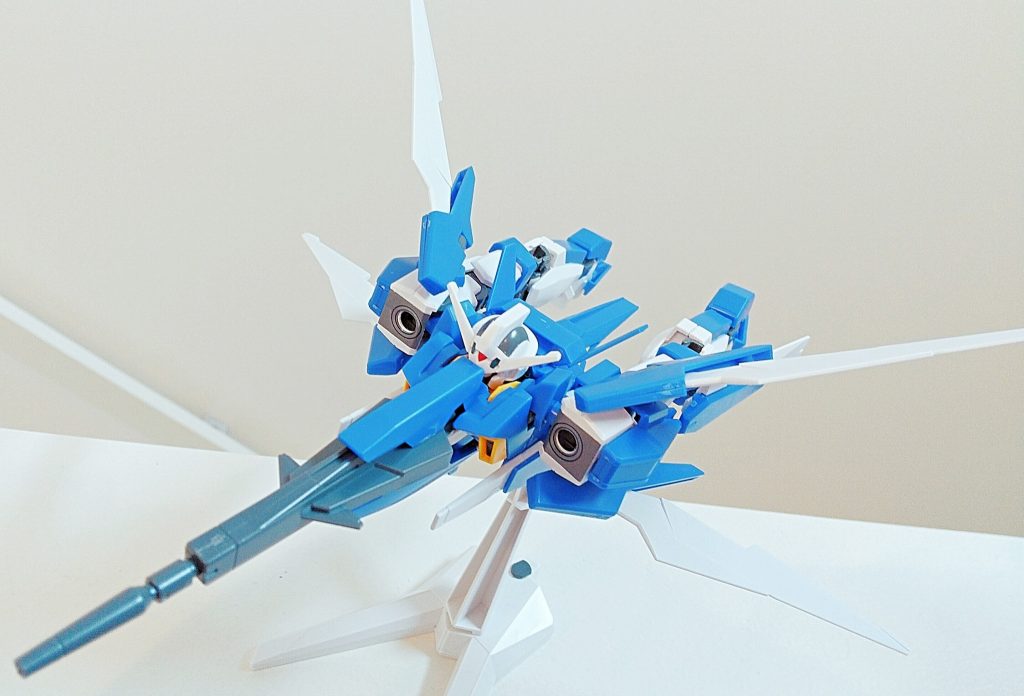 一部パーツ差し替えですが、もちろん変形もできます。めっちゃカッコいいです笑
ちなみに付属の専用スタンドの裏には余った手首パーツを収納できます。すばらしい。