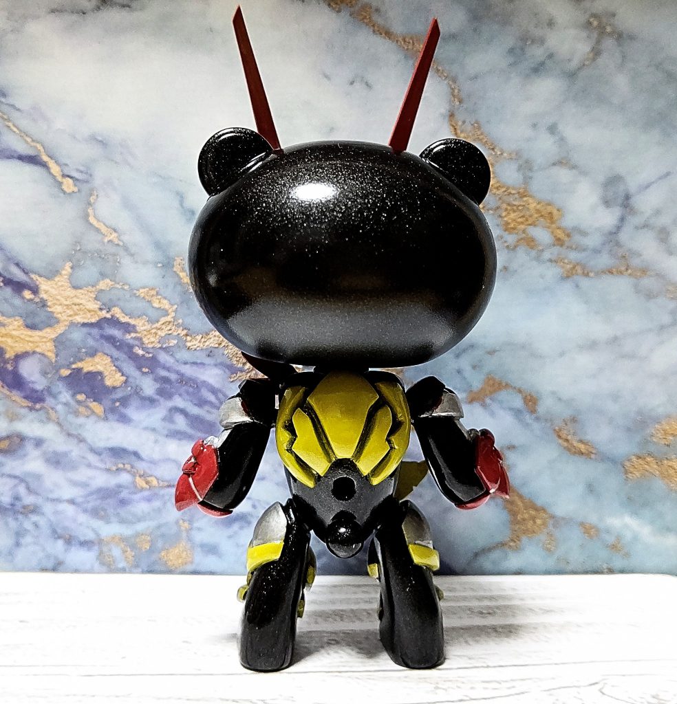 背面。背中のアーマーもパテ整形です。