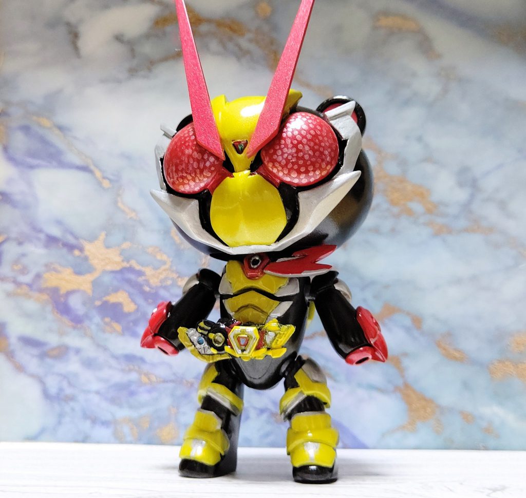 首もとの赤いマフラー風の「02｣マーク