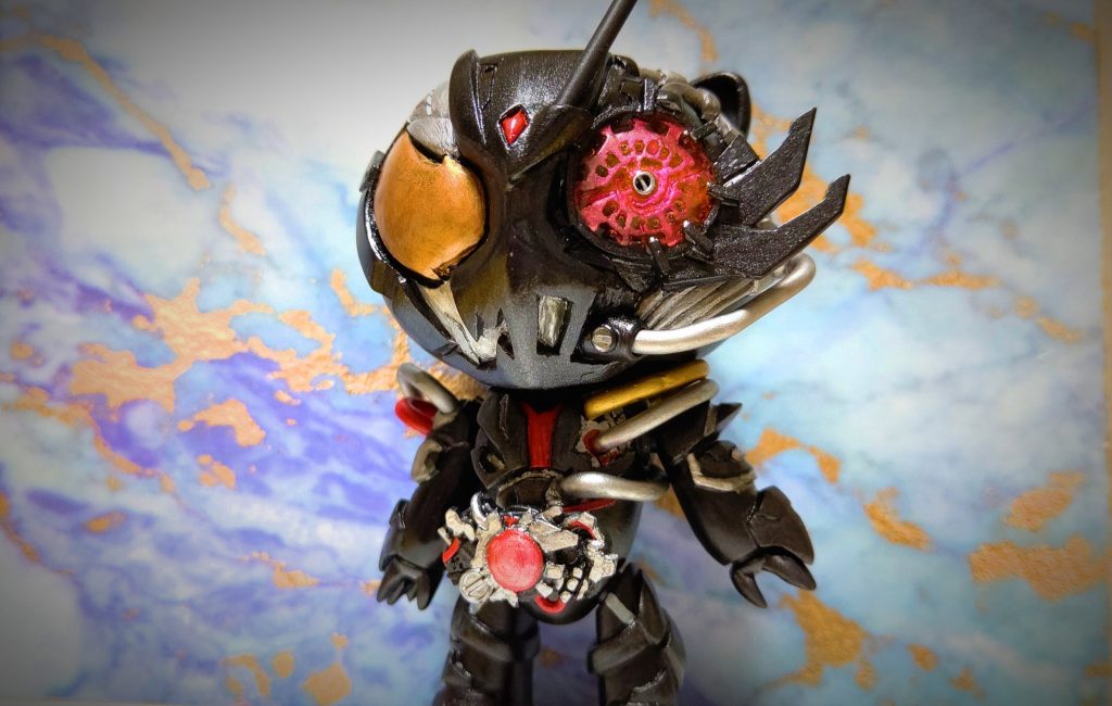 特徴的な左目は彫込みの後赤色のレジンを流してみました。