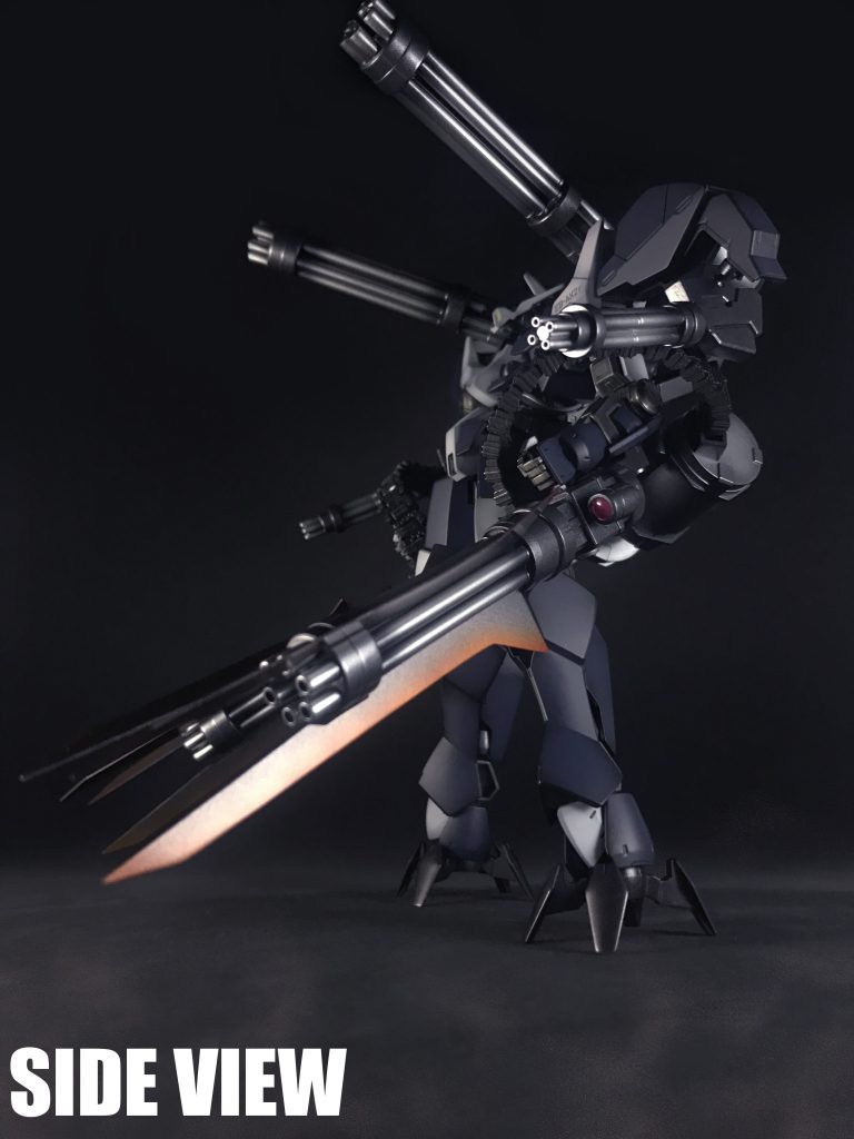 「ガトリングレイズ」の改修コンセプトは「対無人兵器用支援MS」です。
「レギンレイズジュリア」の開発と同時期に改修された本機体は、同機体との同時運用を想定していたとされており、「レギンレイズジュリア」は単機での運用に重きが置かれた設計となっていますが、¨対MA戦¨においてはその限りでは無く、前衛でMAとの接近戦を行う同機体を「ガトリングレイズ」が後方支援を行う戦術プランが存在していたとされています。しかし操縦に高い練度を要求される「レギンレイズジュリア」よりも高度なオペレーションが必要な本機はパイロット不在のまま、アリアンロッドのハーフビーク級の格納庫に眠っているとされています。