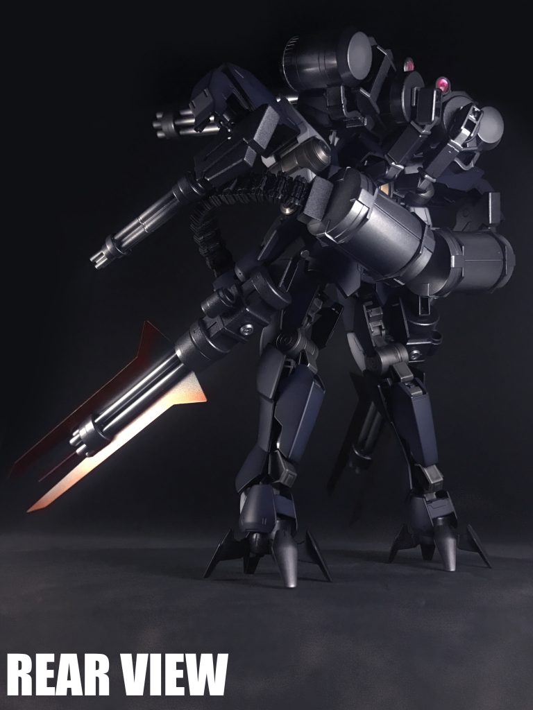 P.D.の世界では「エイハブ粒子」「ナノラミネートアーマー(NLアーマー)」の存在により、MS同士の戦闘では射撃武器よりも「質量兵器での直接打撃」が有効とされており、同世代のMSで射撃兵装を多く搭載したMSは少なく「ガトリングレイズ」は時代から逆行した兵装を持つ機体と言えます。しかし、本機体は¨対無人兵器用支援MS¨であり、戦闘思想は対MS戦の¨それ¨とは異なります。