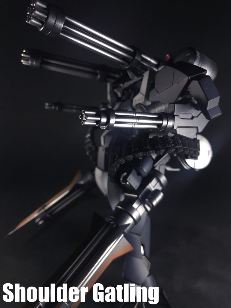 本機に搭載される射撃兵装は「ガトリングレイズ」の全高長の高さと相まって、目標に対して¨撃ちおろす¨事が可能となり、¨高所有利の法則¨で優位に立つことができます。
「肩部ガトリング砲」はベース機の「肩部格納式40㎜機関銃」をより直接攻撃用途に発展させたもので、広射角を利用したクロスレンジにおける接射はもちろん、攻性飛翔物を撃ち落とす事にも使用されます。
本機体の射撃兵装は「疑似阿頼耶識システム」の恩恵で目標に対して高い命中率を誇ります。