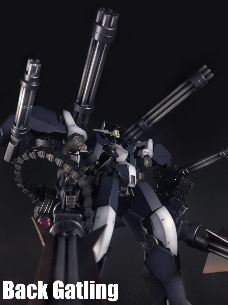 背部に装備される「背部ガトリング砲」は腕部の「シュレッダーガトリング」とコアユニットを同じくし、より有効射程距離を強化されたもので、排莢と砲身回転は「エイハブウェーブ」の半重力効果による反発運動で行い、高い連射力を誇ります。
「シュレッダーガトリング」は腕部のフレームと一体化した回転機構を有し、腰部のマウントからベルトリングで給弾される主兵装。「背部ガトリング砲」をベースに、近接武器であり砲身の排熱機能も兼ね備えた¨ヒートシュレッダーブレード¨を装備し、格闘戦時に砲身の回転を利用した¨切削攻撃¨を行う事も可能な遠近両用の武器です。