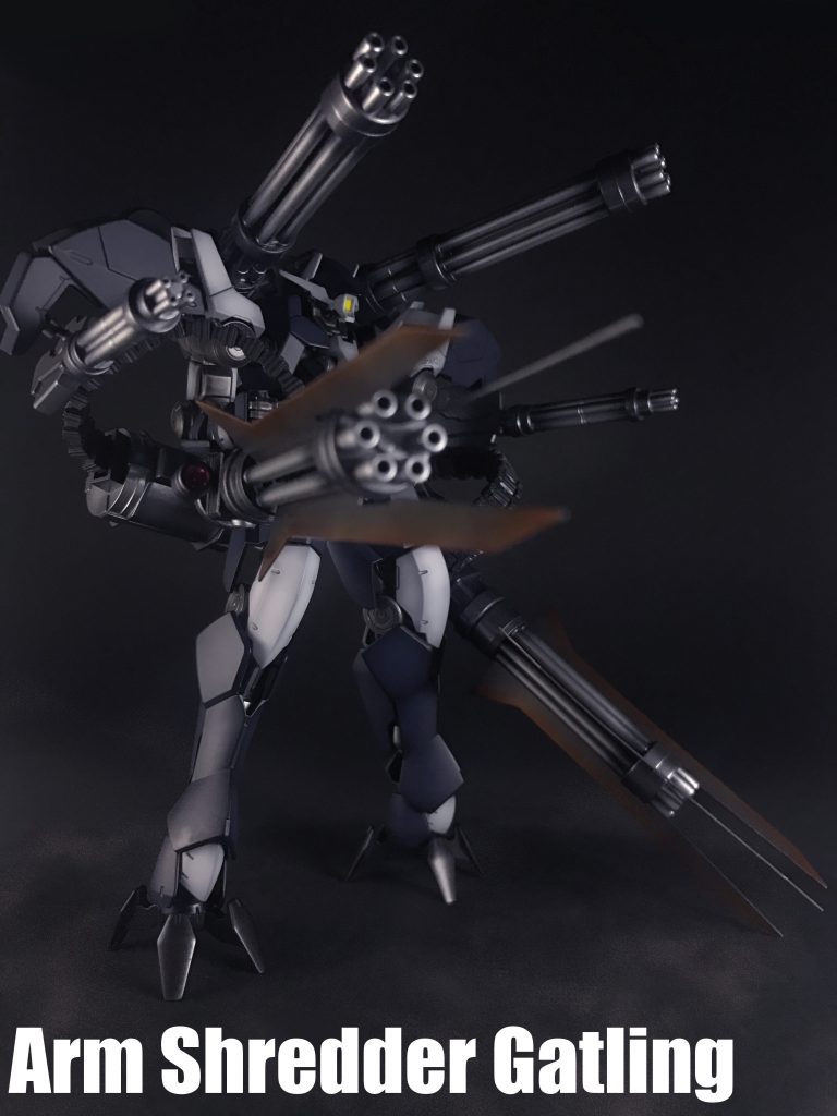 腕部の「シュレッダーガトリング」は、「グレイズアイン」改修の際に破損した両腕を通常のマニピュレーターに換装した際に、腕部に残された「スクリューパンチ」使用の為の「クランク機構(回転機構)」を薬莢排莢と砲身回転に再利用しており、¨グレイズフレーム自体がガトリング砲のクランク機構となっている¨事から「ガトリングレイズクランク」と呼称されます。
また、ベース機「グレイズアイン」のパイロット「アイン・ダルトン三尉」の上官であった「クランク・ゼント二尉」との因縁を知る者によって名付けられたとも言われていますが真相は定かではありません。