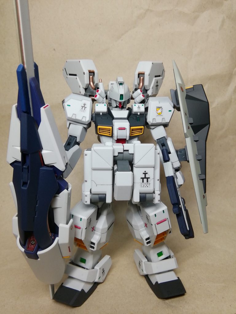 購入当初からソレっぽいと思っていたEZ-SRの余剰頭部と行き場を失っていた腰部サブアームユニットと消化
グリップ持ち手を削って左腕にライフルを持たせています