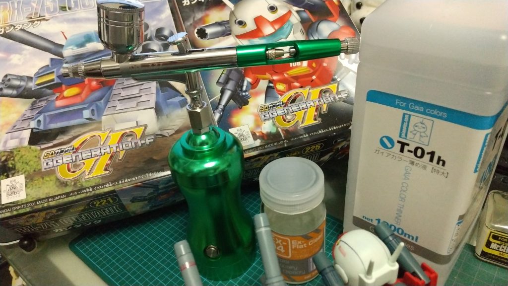 今回からエアブラシを導入しました。
コスト削減の為、つや消し缶スプレーを止めまして、ガイアノーツの「EXフラットクリアー つや消し」をエアブラシで吹いてみました。
うすめ液との比率は1:1にしたのですが、半ツヤくらいの仕上がりに見えます。これはこれで良いです。
あとで知ったのですが、Mr.カラーの「フラットベース なめらか・スムース」を混ぜて使うのが良いそうですね。
今回は「つや消しのクリアー」をエアブラシで吹いた訳ですが、これじゃ缶スプレーの「つや消しのクリアー」を吹いた様にはならない?って事だったんですかね。
さらに「フラットベース」を追加する必要があるのか。。
今度やってみます。