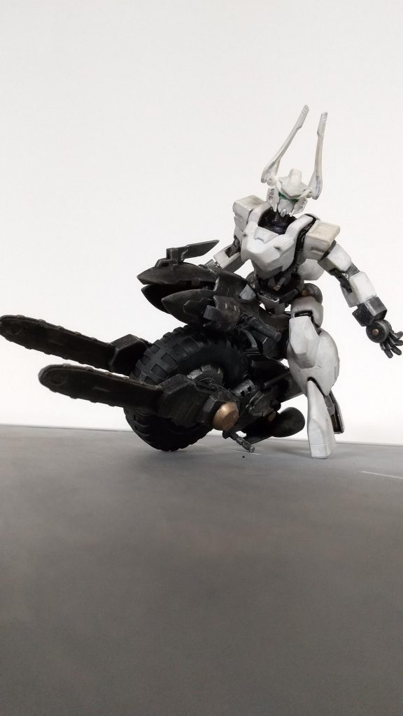 ダインスレイヴを模倣した電磁加速装置で、車輪と鋸を動かしている。加速を続けると機体が分解してしまう。