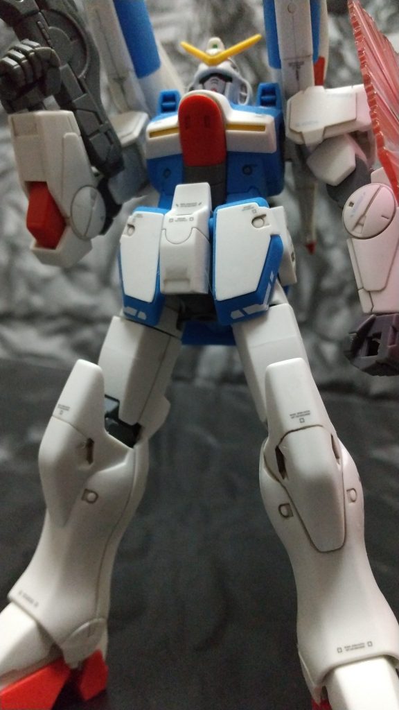 コーションデカールはグレーとブルーにしてみました。
腰アーマーに白いラインのデカールも入れました。

積みプラにMGのヴィクトリーVer.Kaがあって、そっちは赤いデカールで仕上げるので、今回のHGUCはあえて赤は使いませんでした。
Ver.Kaの赤いデカールが良く似合う印象がありますが、ヴィクトリーのデザインはそもそもカトキ氏なので、そりゃそうじゃろとも思いますね。