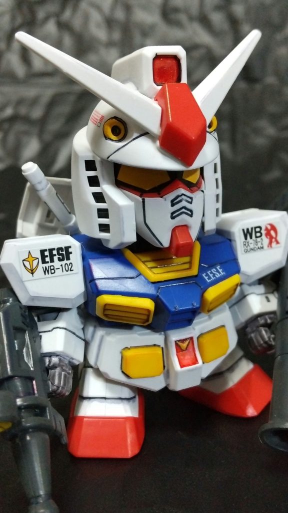ガンダムです。
素組です。カッコイイ。
部分塗装は頭部メインカメラの赤、バルカンの黄色、ブイのマークの黄色、手のグレーです。
リアルタッチマーカーで陰影つけてますが、写真にはあまり写らないようです。