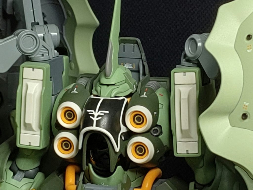 上半身アップ
モノアイが見えません