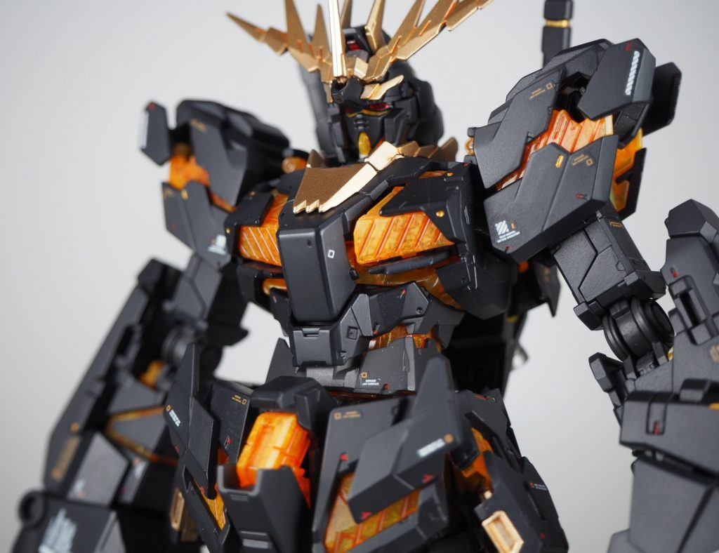 サイコフレームは下地（裏地）の影響で暗く沈まないように、換気扇フィルター技法などを組みあわせて主張を強くさせました。