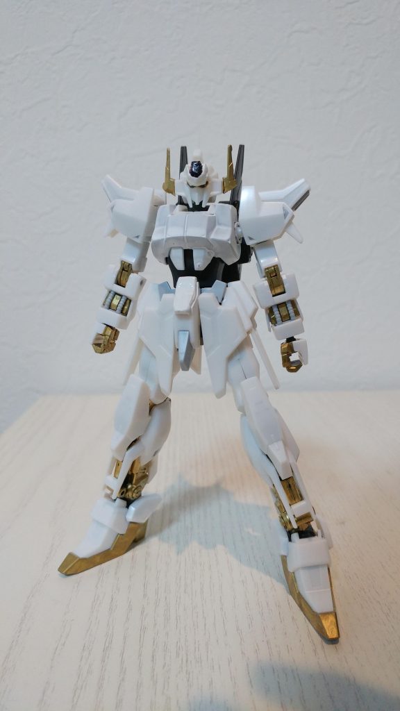 正面

全体の関節部などをゴールドで、胴体を白で塗装し、かなりエルガイムっぽくしてます。
ちなみに耳のパーツは額の両端を切って耳辺りに接着 額のパーツはサイドにプラ板を貼っています