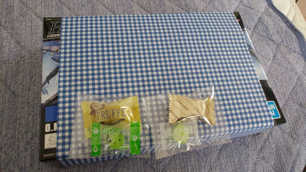 雑談
今回このウィンダムを購入したのはふらっと寄った京都の模型店で買ったのですが、店員のおばちゃんがすごく愛想がよく、わざわざ箱に包装してくれたり、
おまけに飴ちゃんとチョコレートをサービスしてくれたりしました。
ありがとおばちゃん!😆💕✨