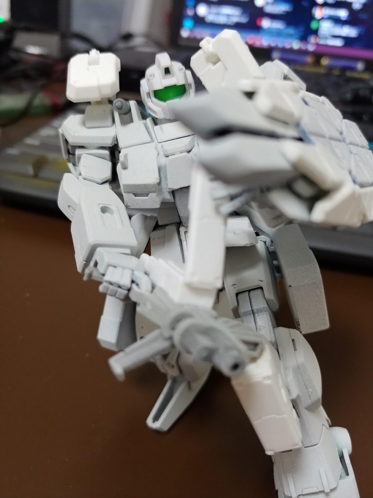 ビームライフルは外付けEcapです膝に予備をひとつ付けてみました