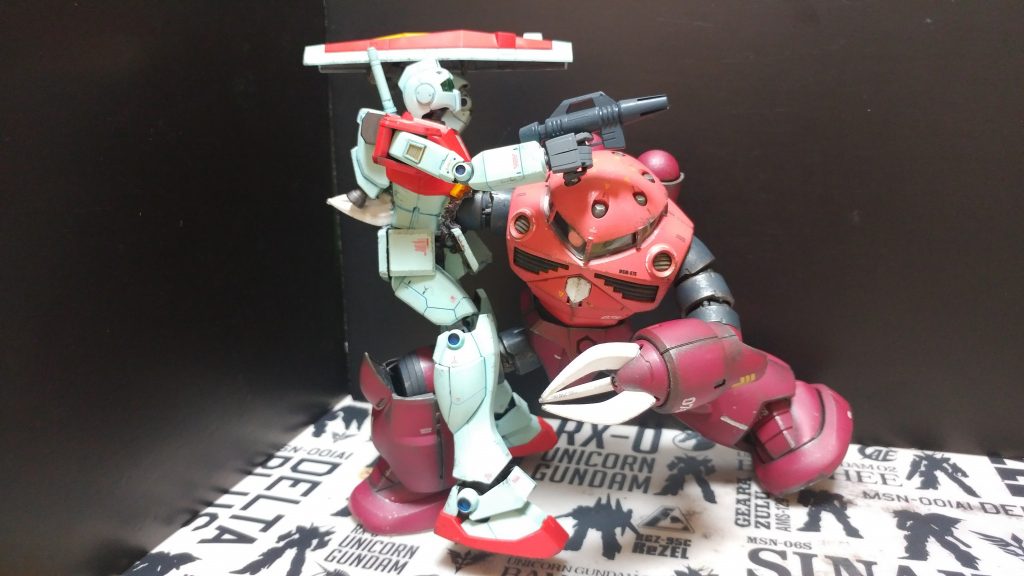 ポージングは並列だと迫力に欠けたので