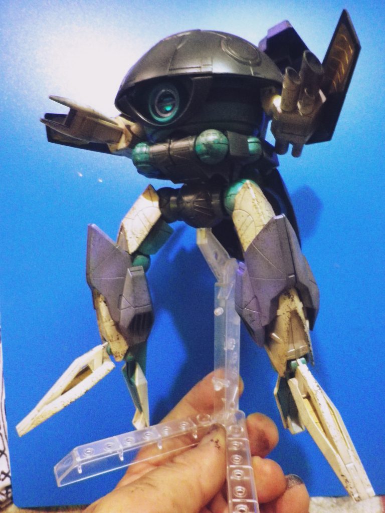 全体にクレオスのウェザリングカラー・グレイッシュブラウンを軽く吹き付けて歩行メカの埃感を再現、チッピングはスポンジの細切りでスタンピングして再現しました。