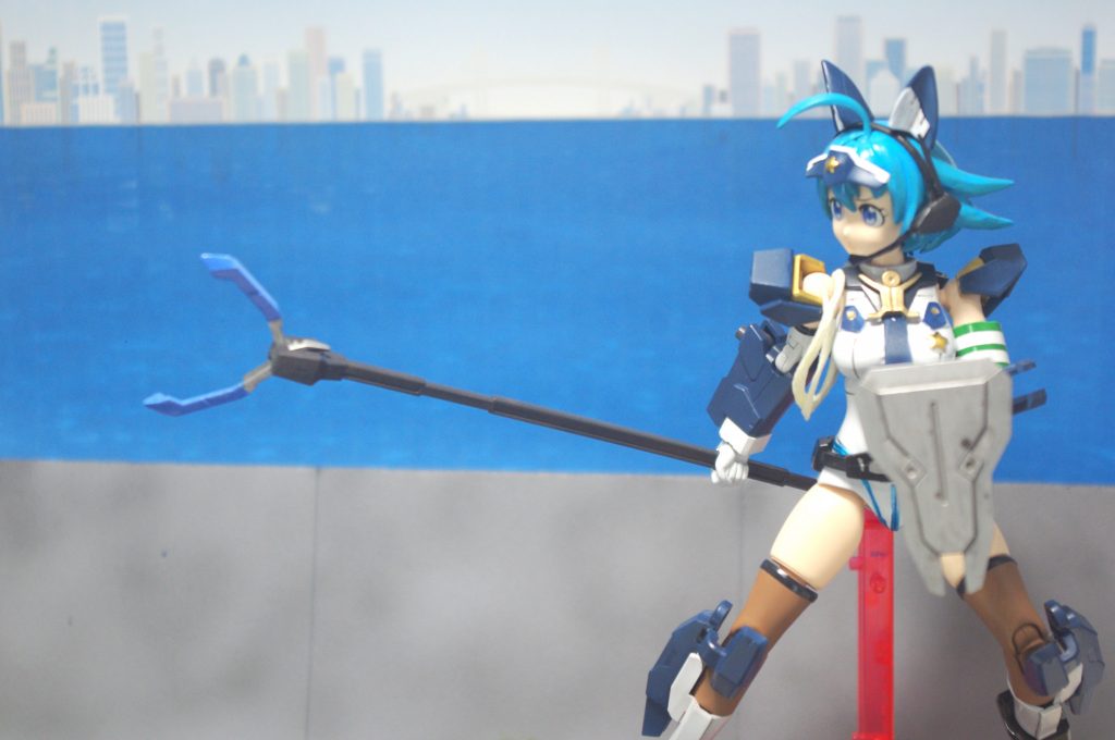 Uニッパージャベリンは穂先を反転すると、あつらえたように「さすまた」になります。ジュラルミン仕様のライオットシールドと合わせればさながら機動隊員に。