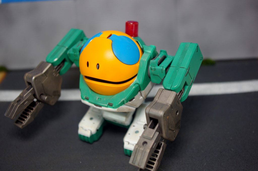 「テヤンデェ!御用ダ御用ダ!」
そんな新人ナミさんをサポートしてくれるナビゲーター、ハロの親分。おっとどっこい未来に生きる、粋でイナセな岡っ引き。いざという時は特科車両パトローダーに乗り、危険な災害救助等にも活躍する。頼れる縁の下の力持ちだ。