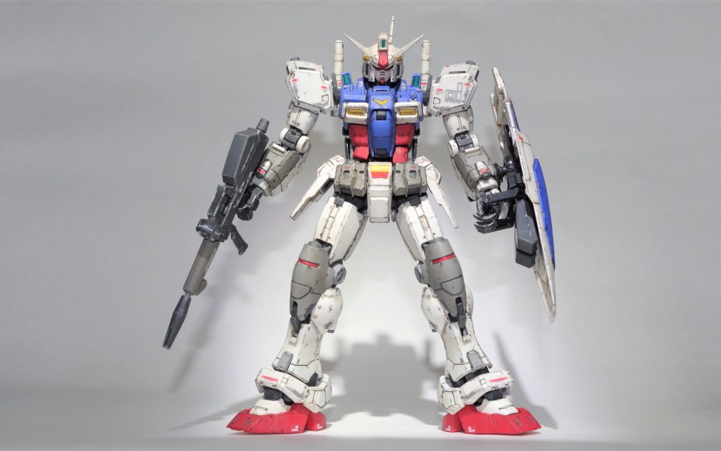 全体をトップコートした後、面相筆でエッジをチッピング。