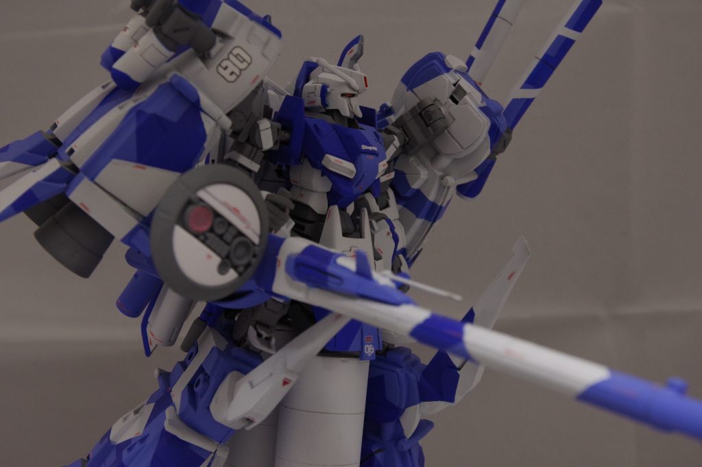 色はガンダムカラーのホワイト/ブルー/ライトブルーがメインです。
関節部はHGグレイズをメインに多少のスクラッチを行っています。