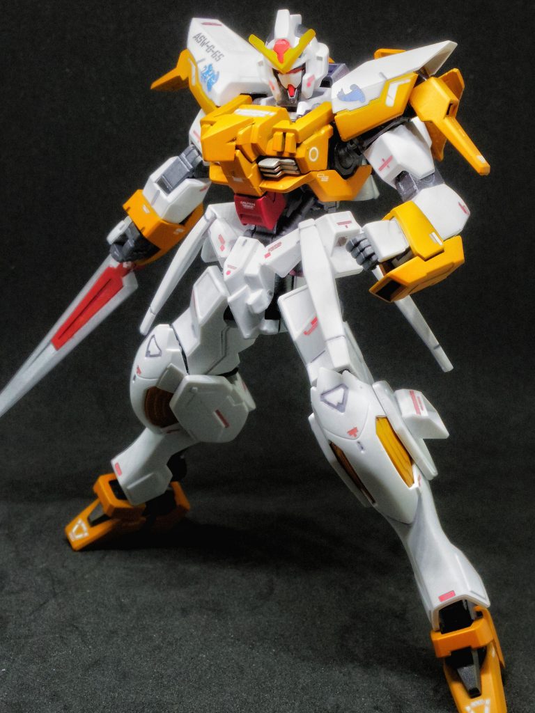 基本形態

右腕に一機の“*フェザーブレイド*”を装備した状態。

フェザーブレイドによる近接戦闘を想定している。

フェザーブレイドの遠隔操作には、阿頼耶識への高い適性が必要であるため、この形態は、阿頼耶識の手術が行われていないパイロットのための姿である。