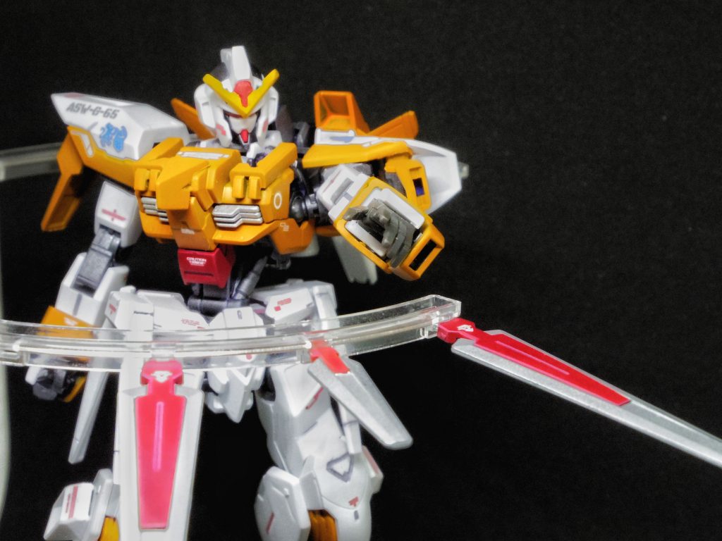 一機のフェザーブレイドを遠隔操作するために、阿頼耶識手術を一度受ける必要があり、複数のフェザーブレイドを操作するためには、二度以上の手術を受けなければならない。