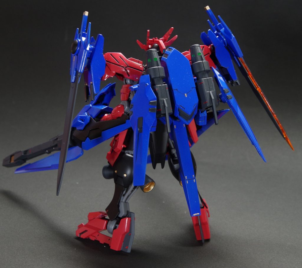 リア
背中にはダウンスレイブに出力するエイハブリアクターを2基装備。