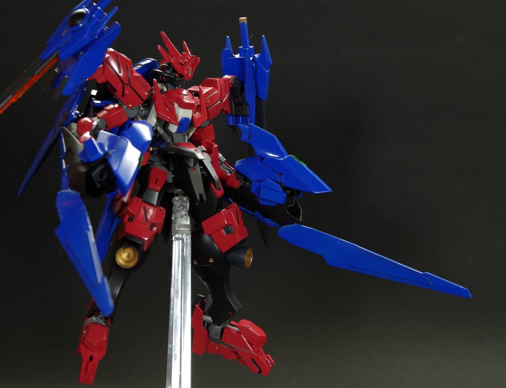 基本的に距離を取りながらの戦闘を想定した機体であるが、接近戦になった際、ダウンスレイブの砲身をはずして、ブレードとしても応戦できる。モビルアーマーに対しては少々頼りないが、群がるプルーマに対しては十分な装備である。