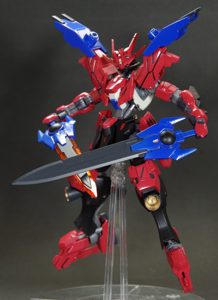 両肩に装備するブレードは主に弱ったモビルアーマーにとどめを刺す際の装備。
右手のブレードでビーム砲をなぎはらって防御・無効化し、左手のブレードで運動エネルギー弾をなぎはらう。ブレード以外の装備を外す事で機動性を確保し、接近して、一気に相手の息の根を止める。