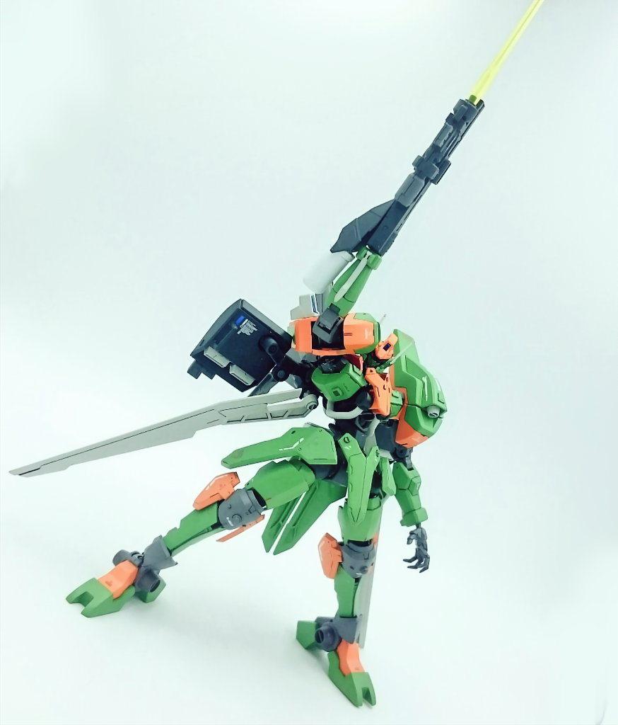 【アクション5】
サーベルを展開して振り下ろす直前的な感じで
今回ベース機が細身なのもあって自立が出来るか心配していましたが足先をアヘッドのものにしたおかげで安定しているのか特に苦労せず自立してくれて助かっています。
